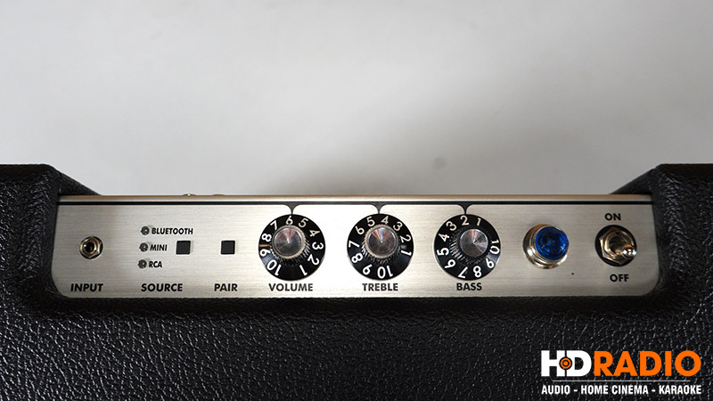 Loa Fender Monterey-9