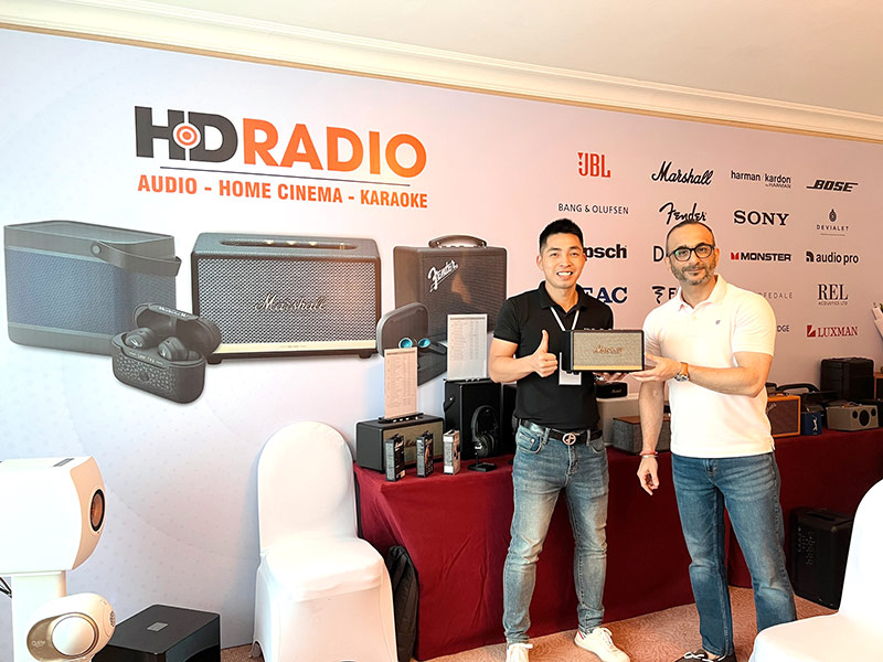 khách hàng mua sản phẩm tại gian trưng bày của HDRadio tại triển lãm