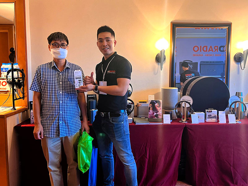 khách hàng mua sản phẩm tại gian trưng bày của HDRadio tại triển lãm