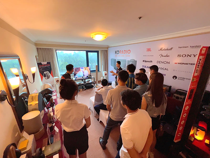 khách hàng mua sản phẩm tại gian trưng bày của HDRadio tại triển lãm