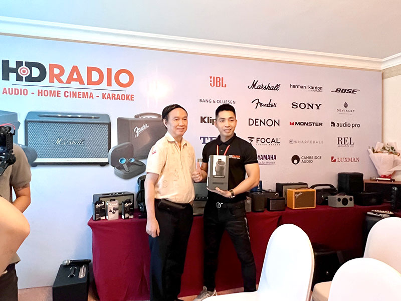 khách hàng mua sản phẩm tại gian trưng bày của HDRadio tại triển lãm
