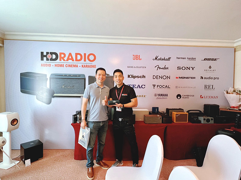 khách hàng mua sản phẩm tại gian trưng bày của HDRadio tại triển lãm