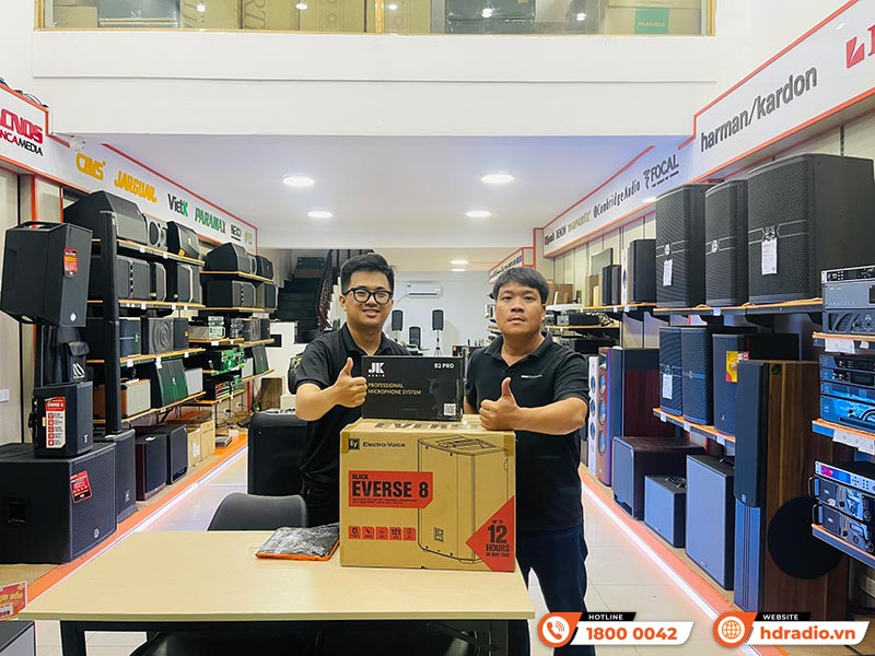 Khách hàng mua sắm thiết bị âm thanh chính hãng tại HDRadio