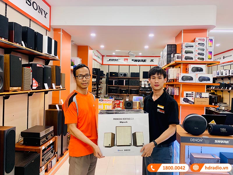 Khách hàng mua sắm thiết bị âm thanh chính hãng tại showroom HDRadio Hà Đông Khách hàng mua sắm thiết bị âm thanh chính hãng tại showroom HDRadio Hà Đông