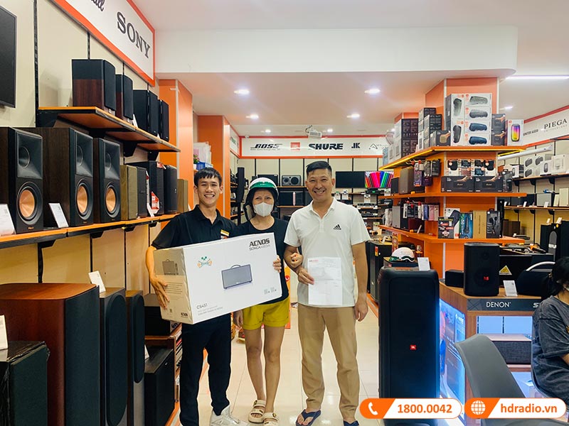 Khách hàng mua sắm thiết bị âm thanh chính hãng tại showroom HDRadio Hà Đông Khách hàng mua sắm thiết bị âm thanh chính hãng tại showroom HDRadio Hà Đông