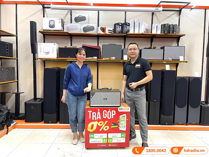 Khách hàng mua sắm thiết bị âm thanh chính hãng tại showroom HDRadio Hà Đông Khách hàng mua sắm thiết bị âm thanh chính hãng tại showroom HDRadio Hà Đông