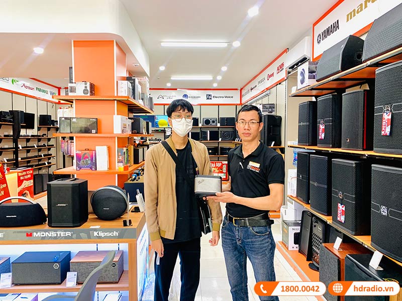 Khách hàng mua sắm thiết bị âm thanh chính hãng tại showroom HDRadio Hà Đông Khách hàng mua sắm thiết bị âm thanh chính hãng tại showroom HDRadio Hà Đông