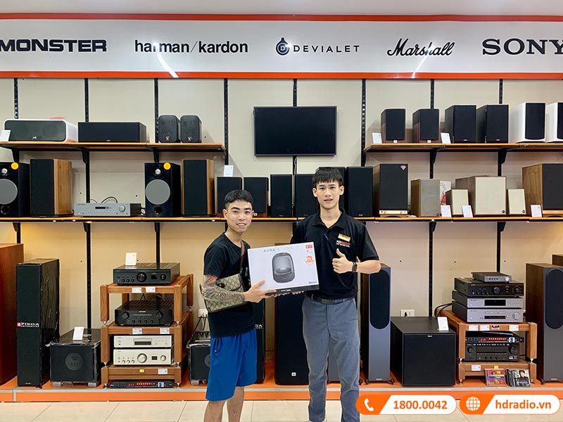 Khách hàng mua sắm thiết bị âm thanh chính hãng tại showroom HDRadio Hà Đông Khách hàng mua sắm thiết bị âm thanh chính hãng tại showroom HDRadio Hà Đông