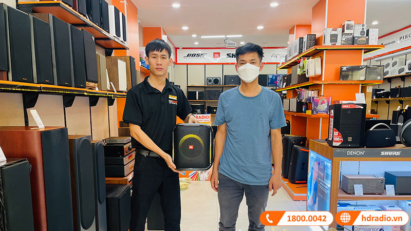 Khách hàng mua sắm thiết bị âm thanh chính hãng tại showroom HDRadio Hà Đông Khách hàng mua sắm thiết bị âm thanh chính hãng tại showroom HDRadio Hà Đông