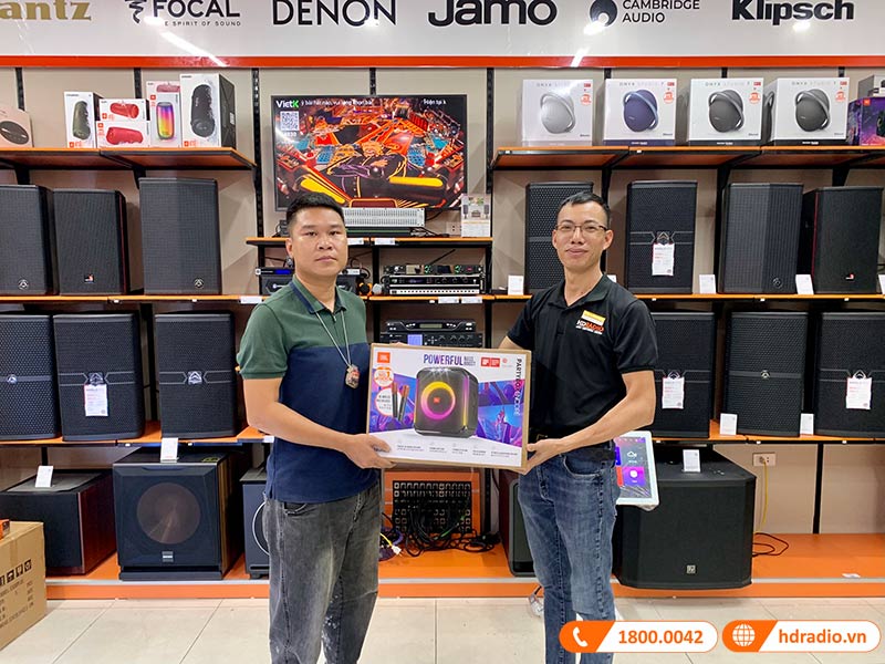 Khách hàng mua sắm thiết bị âm thanh chính hãng tại showroom HDRadio Hà Đông Khách hàng mua sắm thiết bị âm thanh chính hãng tại showroom HDRadio Hà Đông