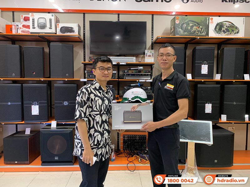 Khách hàng mua sắm tại HDRadio