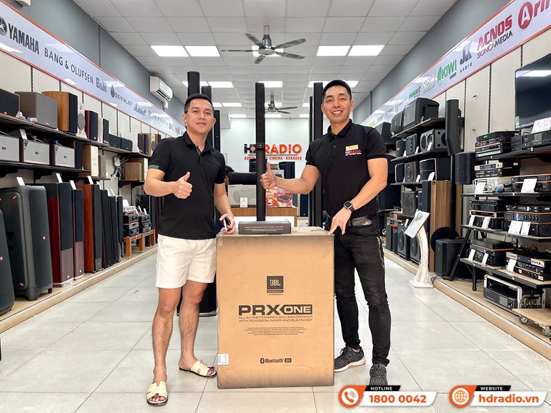 Khách hàng mua sắm tại HDRadio