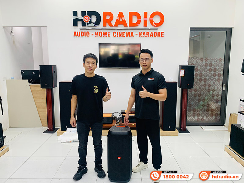 Khách hàng mua sắm tại HDRadio