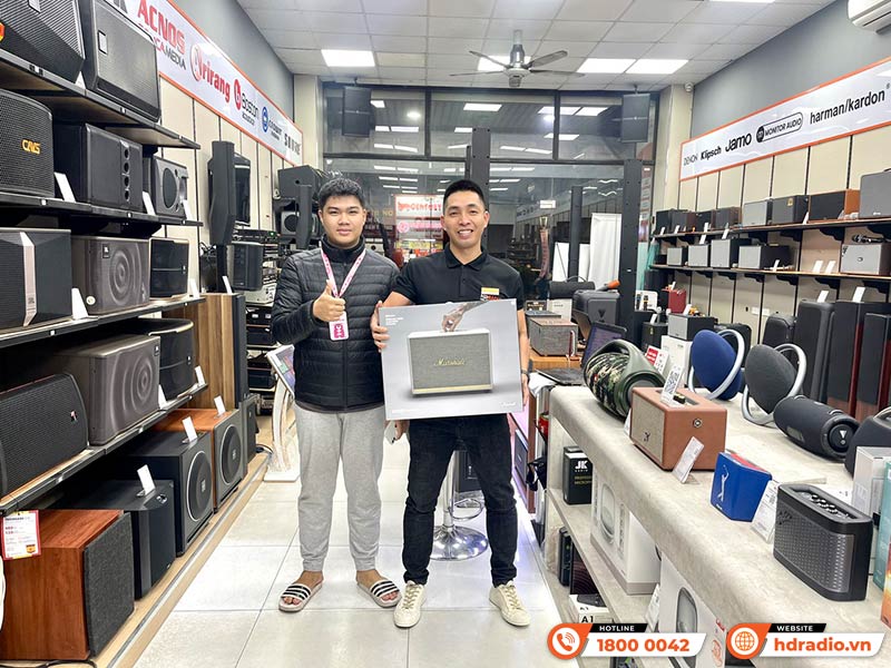 Khách hàng mua sắm tại HDRadio