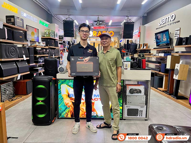 Khách hàng mua sắm tại HDRadio