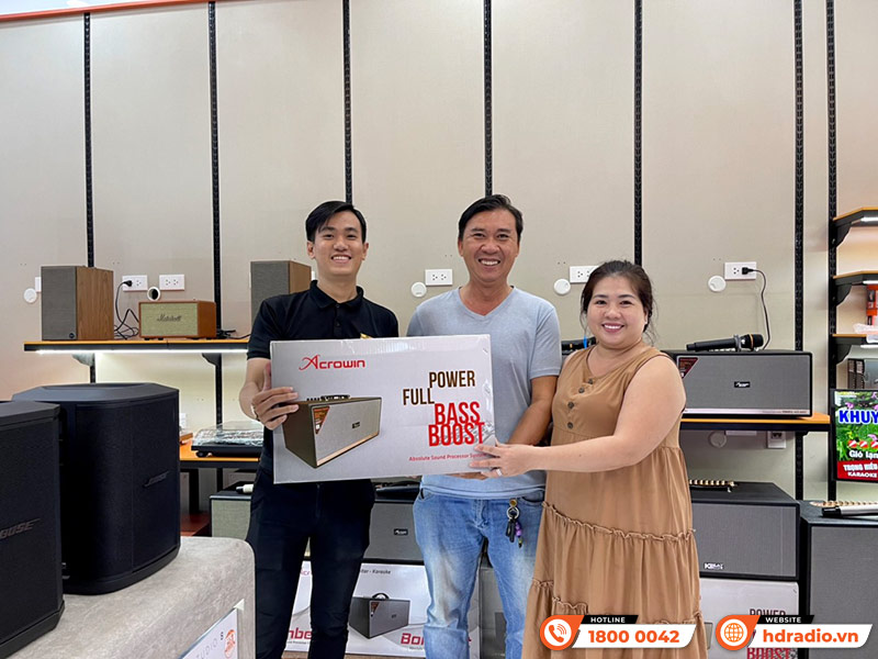 Khách hàng mua sắm tại HDRadio