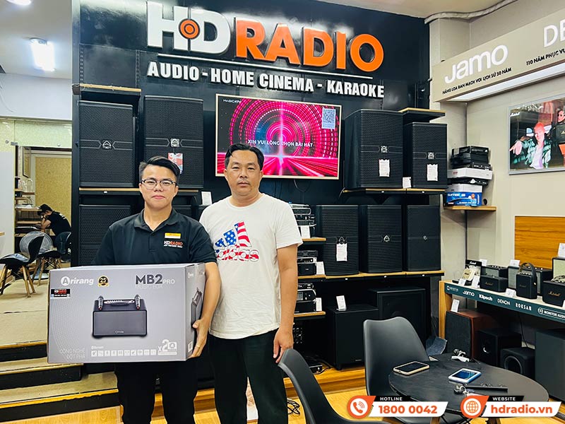 Khách hàng mua sắm tại HDRadio