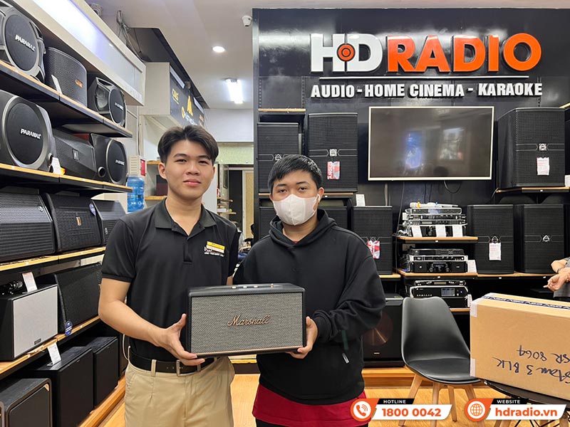 Khách hàng mua sắm tại HDRadio