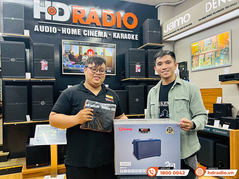 khách hàng mua sắm tại HDRadio