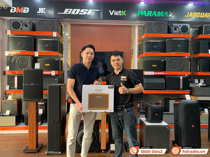 Khách hàng mua sắm tại HDRadio