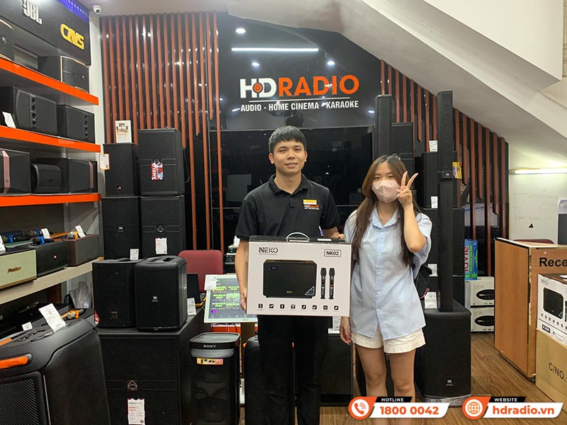 Khách hàng mua sắm tại HDRadio