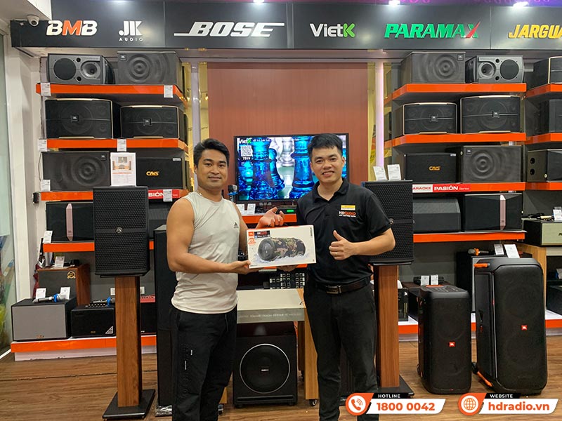 Khách hàng mua sắm tại HDRadio