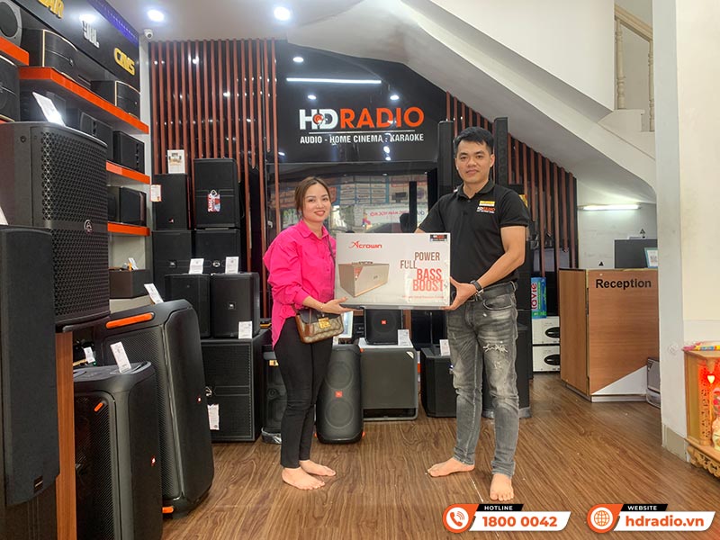 Khách hàng mua sắm tại HDRadio