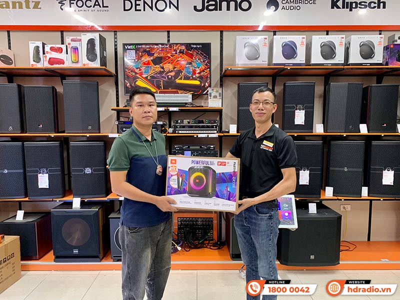 Khách hàng mua sắm tại HDRadio