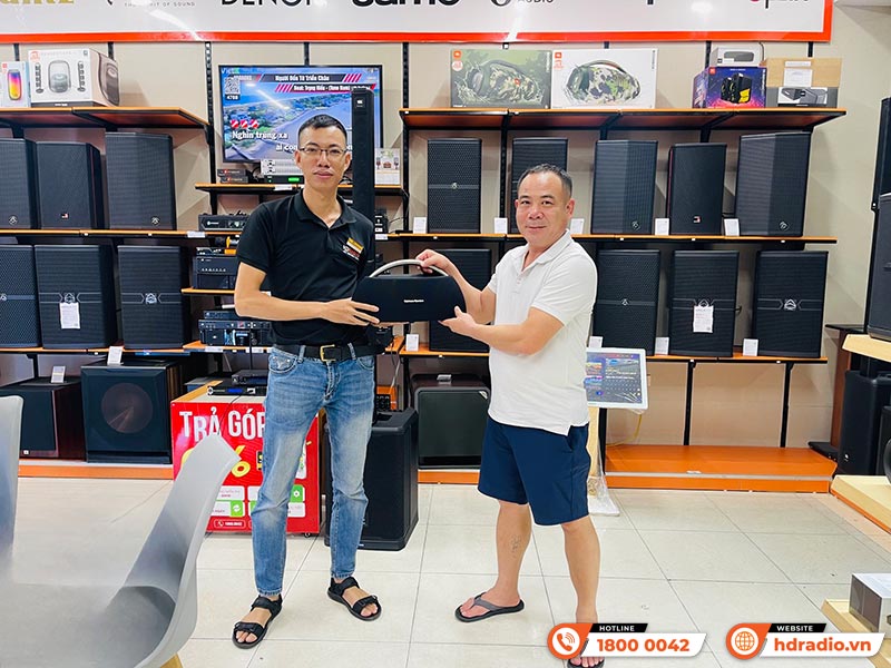 Khách hàng mua sắm tại HDRadio