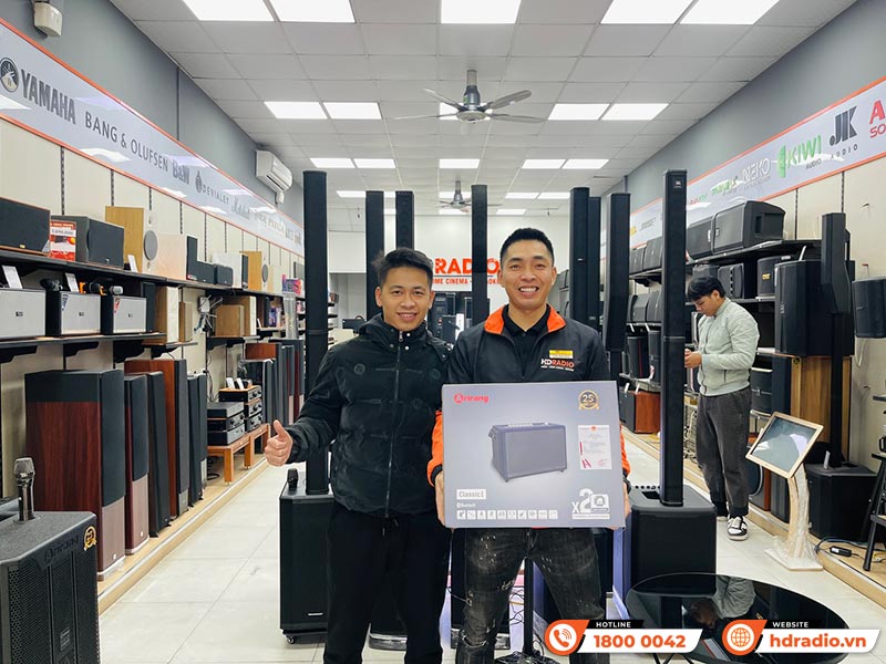 khách hàng mua sắm Thiết bị âm thanh chính hãng tại HDRadio
