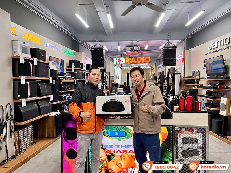 Khách hàng mua sắm Thiết bị âm thanh chính hãng tại HDRadio