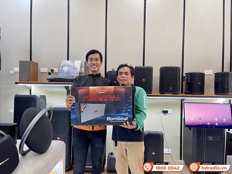 khách hàng mua sắm Thiết bị âm thanh chính hãng tại HDRadio khách hàng mua sắm Thiết bị âm thanh chính hãng tại HDRadio
