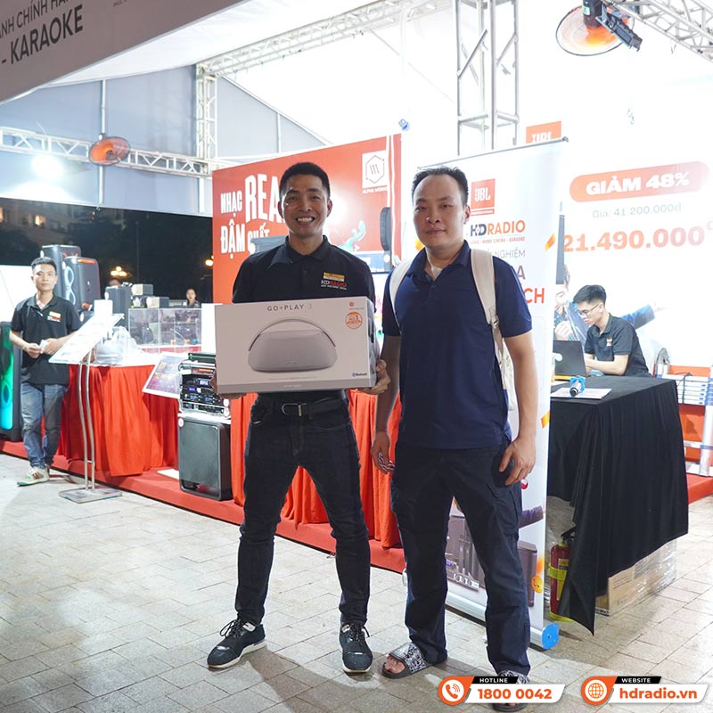 Khách hàng mua sắm tại gian hàng của HDRadio