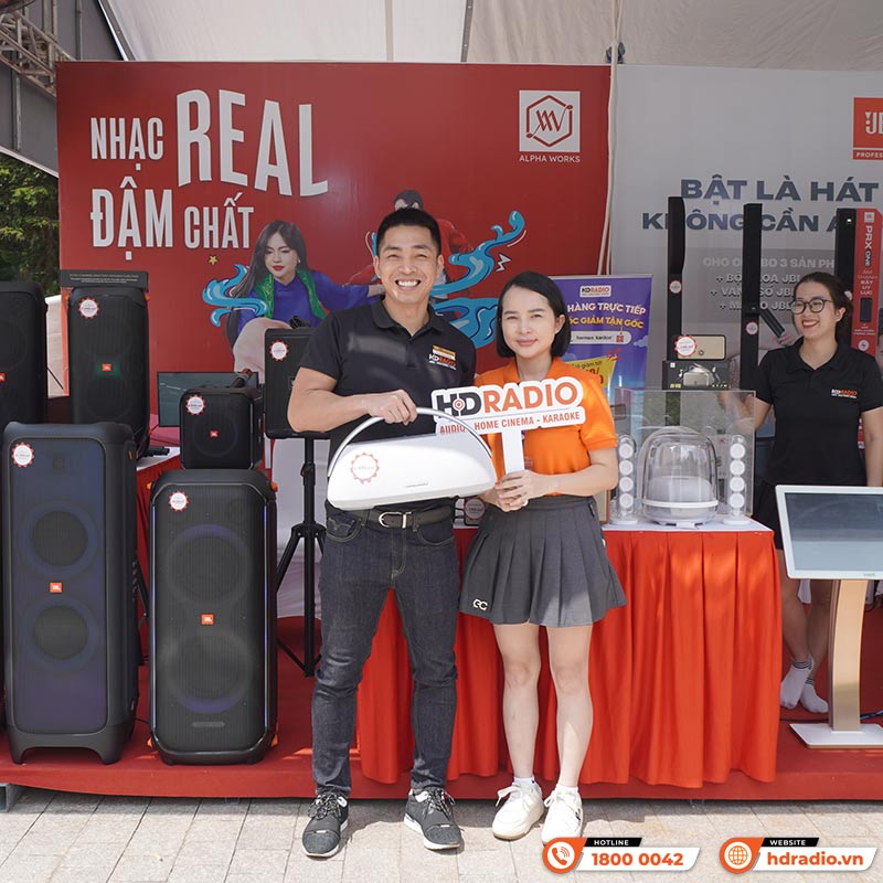 Khách hàng mua sắm tại gian hàng của HDRadio