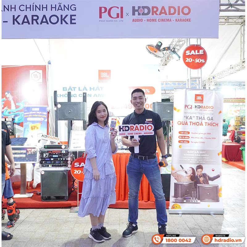Khách hàng nhận quà sau khi trải nghiệm hát karaoke trên Loa JBL RM210
