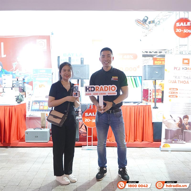 Khách hàng nhận quà sau khi trải nghiệm hát karaoke trên Loa JBL RM210