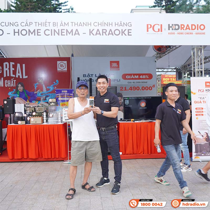 Khách hàng nhận quà sau khi trải nghiệm hát karaoke trên Loa JBL RM210