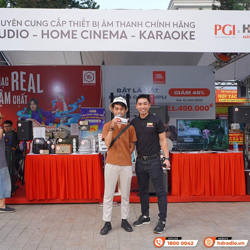 Khách hàng nhận quà sau khi trải nghiệm hát karaoke trên Loa JBL RM210