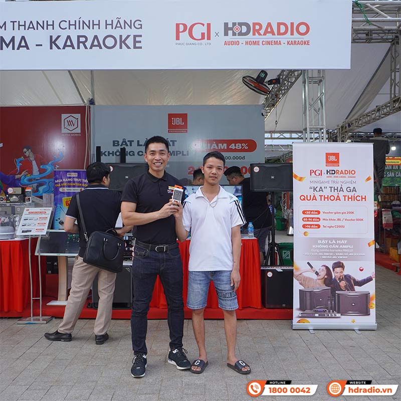 Khách hàng nhận quà sau khi trải nghiệm hát karaoke trên Loa JBL RM210