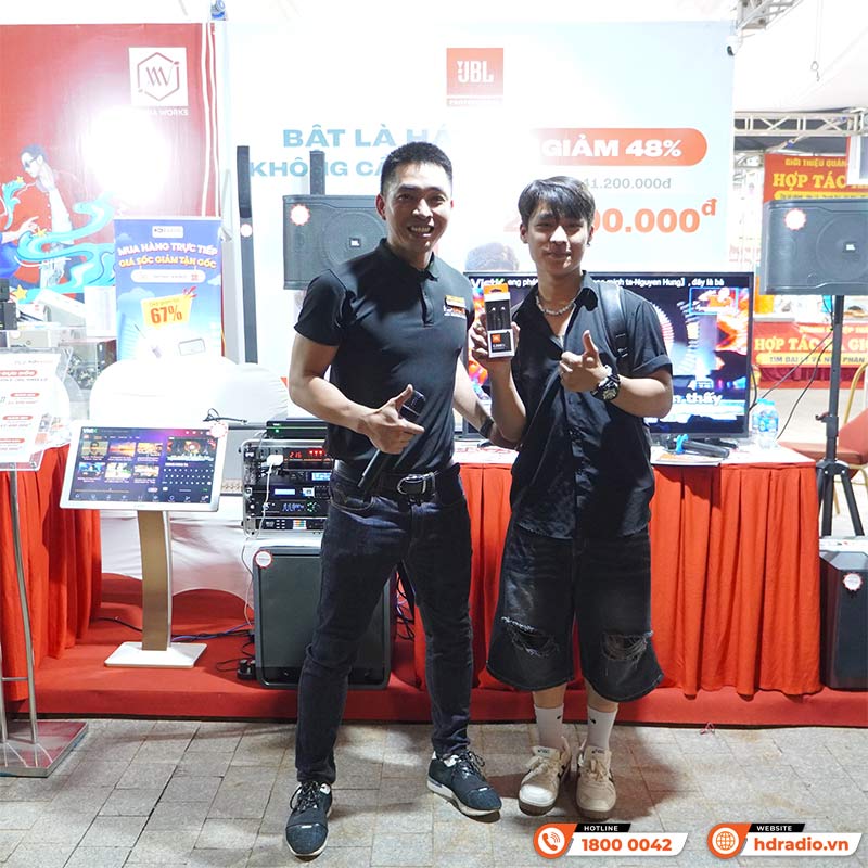 Khách hàng nhận quà sau khi trải nghiệm hát karaoke trên Loa JBL RM210