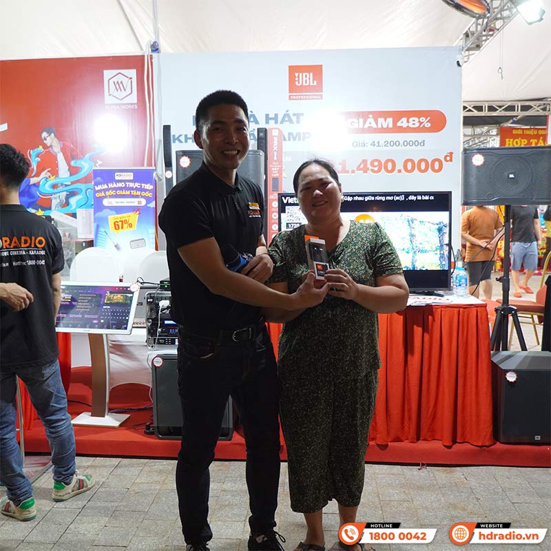 Khách hàng nhận quà sau khi trải nghiệm hát karaoke trên Loa JBL RM210