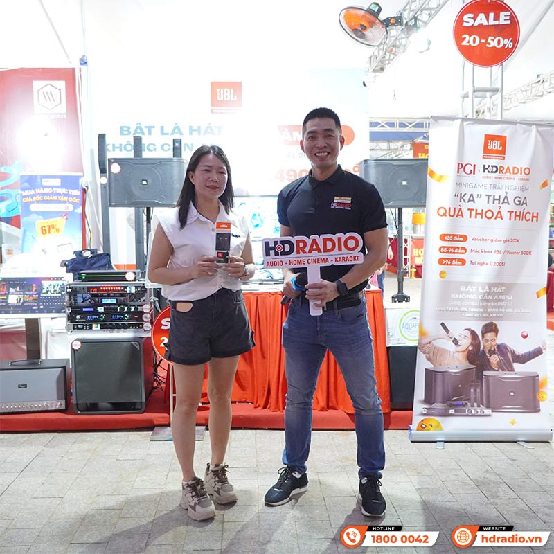 Khách hàng nhận quà sau khi trải nghiệm hát karaoke trên Loa JBL RM210