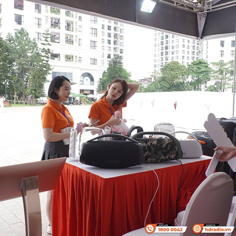 Khách hàng mua sắm tại gian hàng của HDRadio