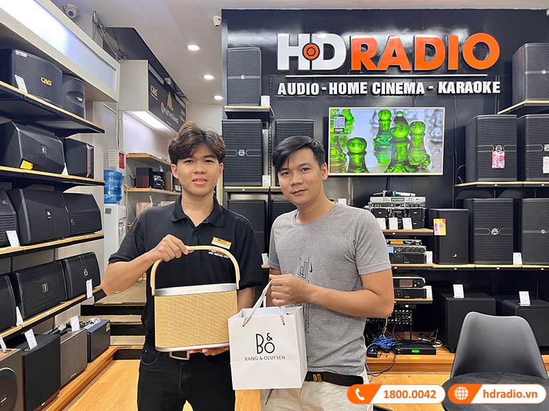 Khách hàng mua sắm tại HDRadio