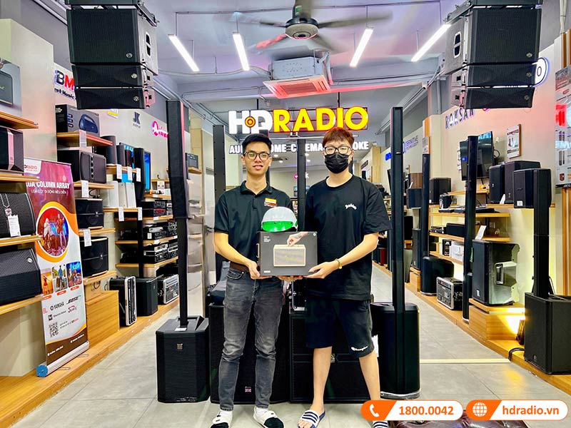 Khách hàng mua sắm tại HDRadio