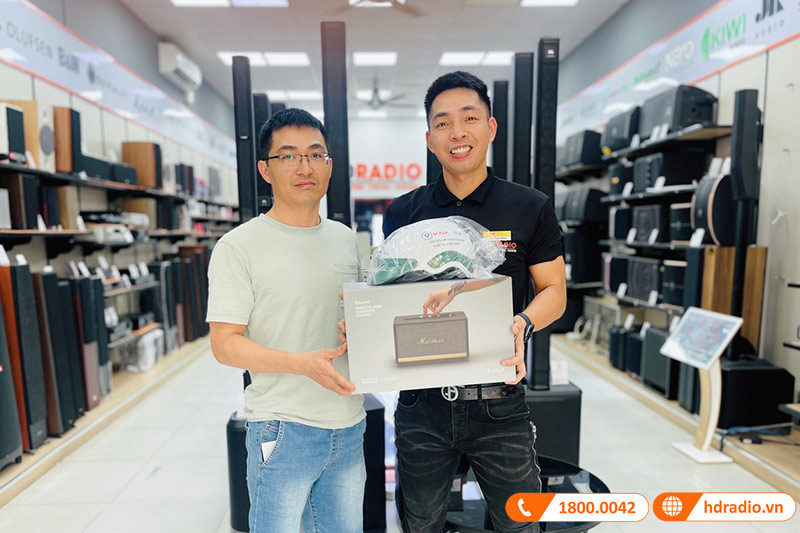 Khách hàng mua sắm tại HDRadio