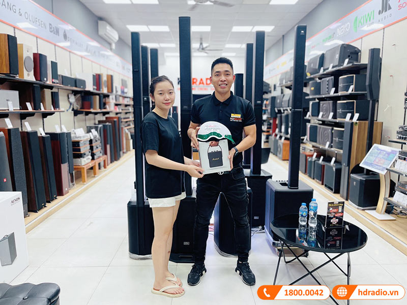 Khách hàng mua sắm tại HDRadio