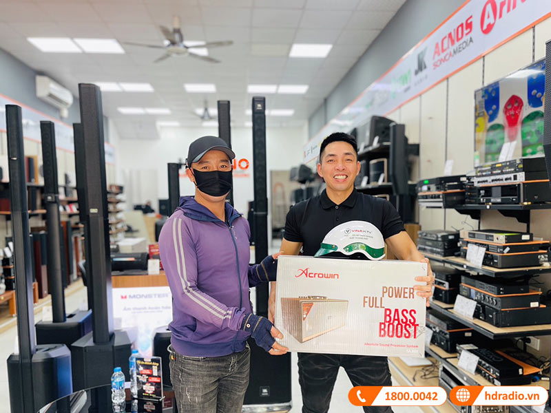 Khách hàng mua sắm tại HDRadio