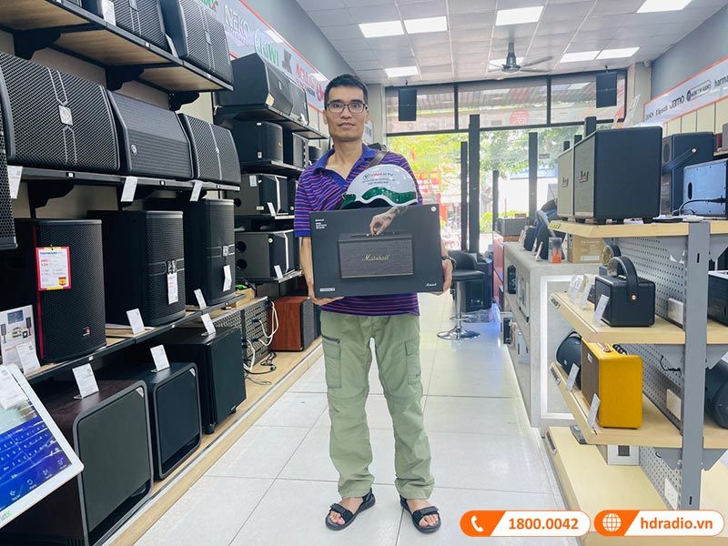 Khách hàng mua sắm tại HDRadio