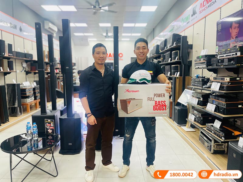 Khách hàng mua sắm tại HDRadio